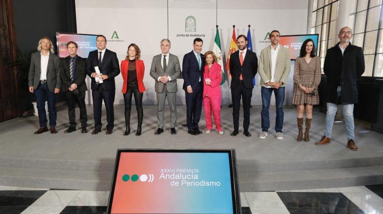 El presidente de la Junta abraza a María Teresa Campos en la entrega de los premios Andalucía de Periodismo este miércoles