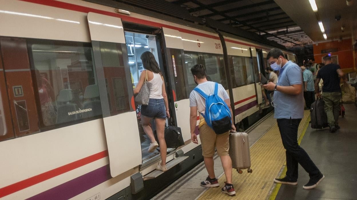 Viajeros suben a uno de los trenes de Cercanías de Málaga