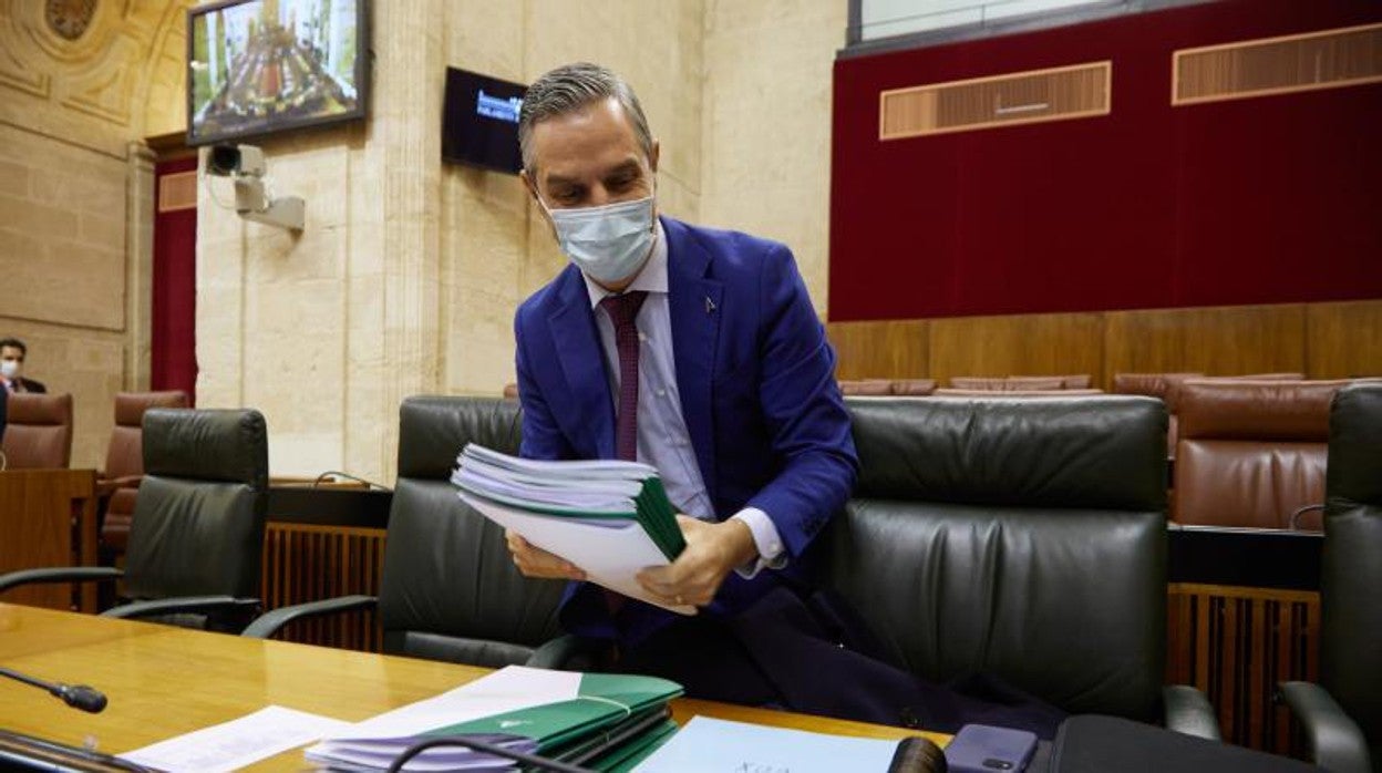 Juan Bravo, consejero de Hacienda de la Junta de Andalucía, dejando unos documentos en la mesa del Parlamento durante el Debate de Presupuesto de la Junta de Andalucía en 2021