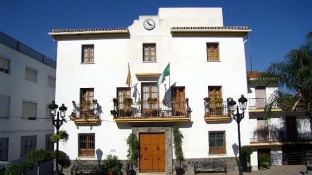 Muere un hombre en un pueblo de Málaga cuando limpiaba la fachada de un cortijo del barro de la calima