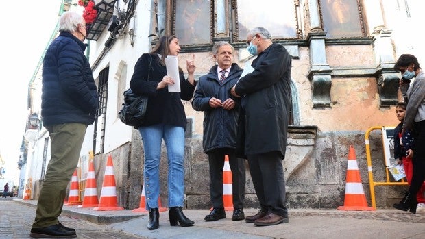 El Ayuntamiento de Córdoba inicia la recuperación del altar a San Rafael de la calle Lineros