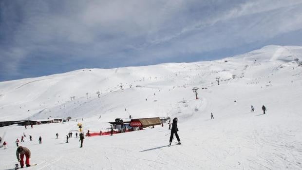 Sierra Nevada prevé cerrar el 24 de abril, en función de la nieve, con buenas perspectivas para Semana Santa