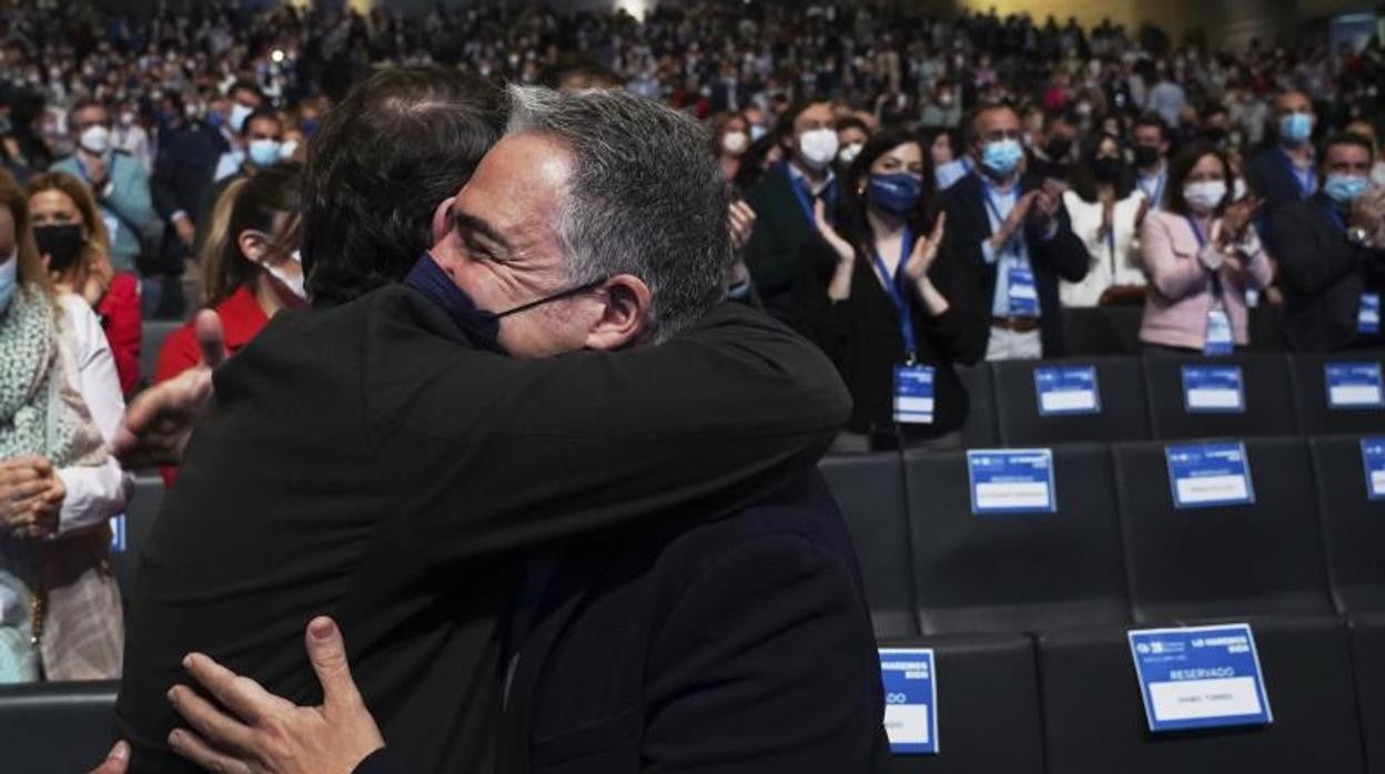 Elías Bendodo abraza a Alberto Núñez Feijóo en el plenario del Congreso