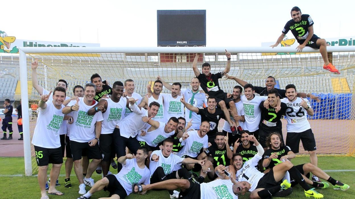 Los jugadores del Córdoba CF celebran el ascenso a Primera en Las Palmas en 2014