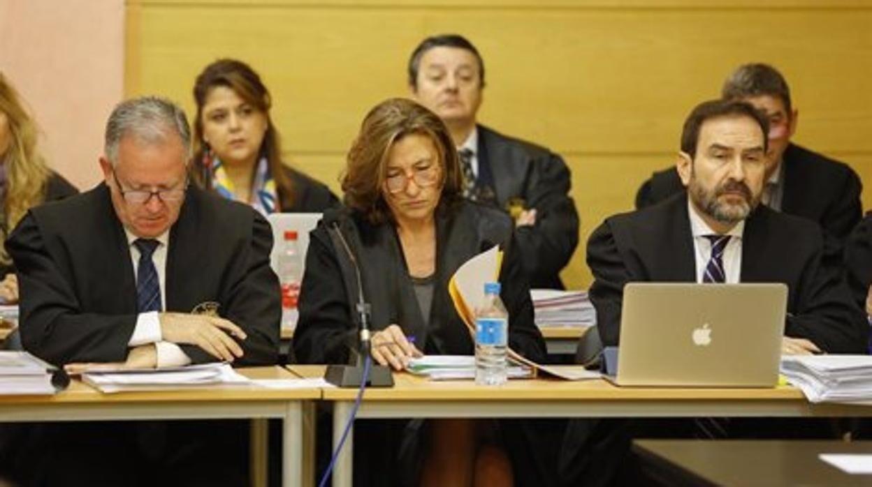 Isabel Nieto, en el centro, en el macrojuicio del caso Serrallo, en una imagen de archivo