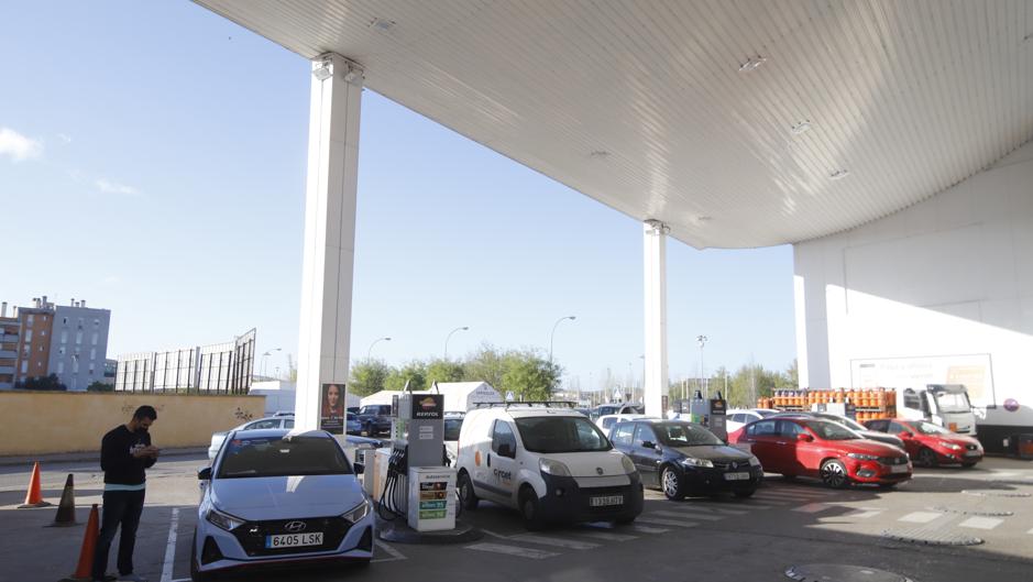 Vídeo | Primer día con el combustible más barato en Córdoba: «Está siendo una locura»