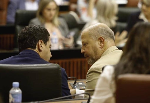 Imbroda, en el Parlamento andaluz junto a Juanma Moreno, con el que tenía gran complicidad