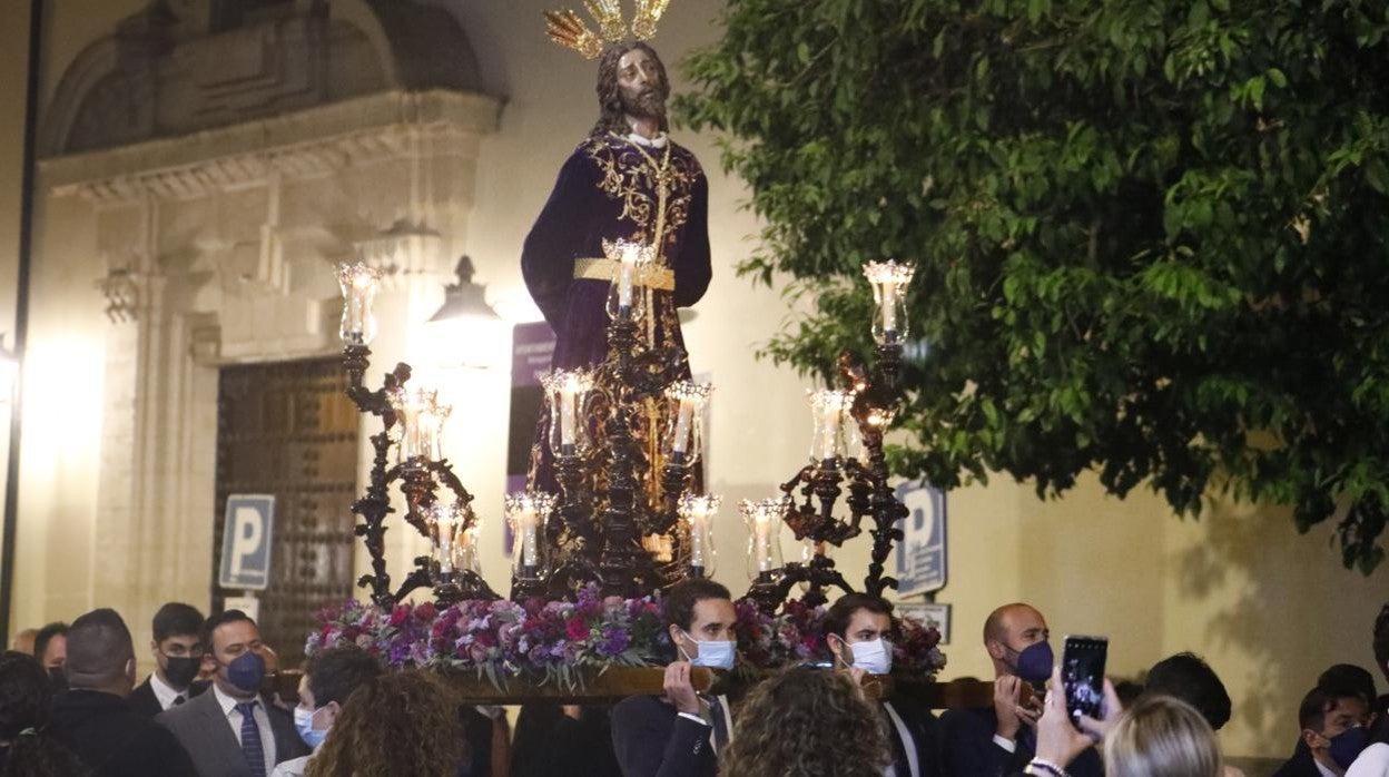 El Señor del Perdón deja atrás la parroquia de la Trinidad