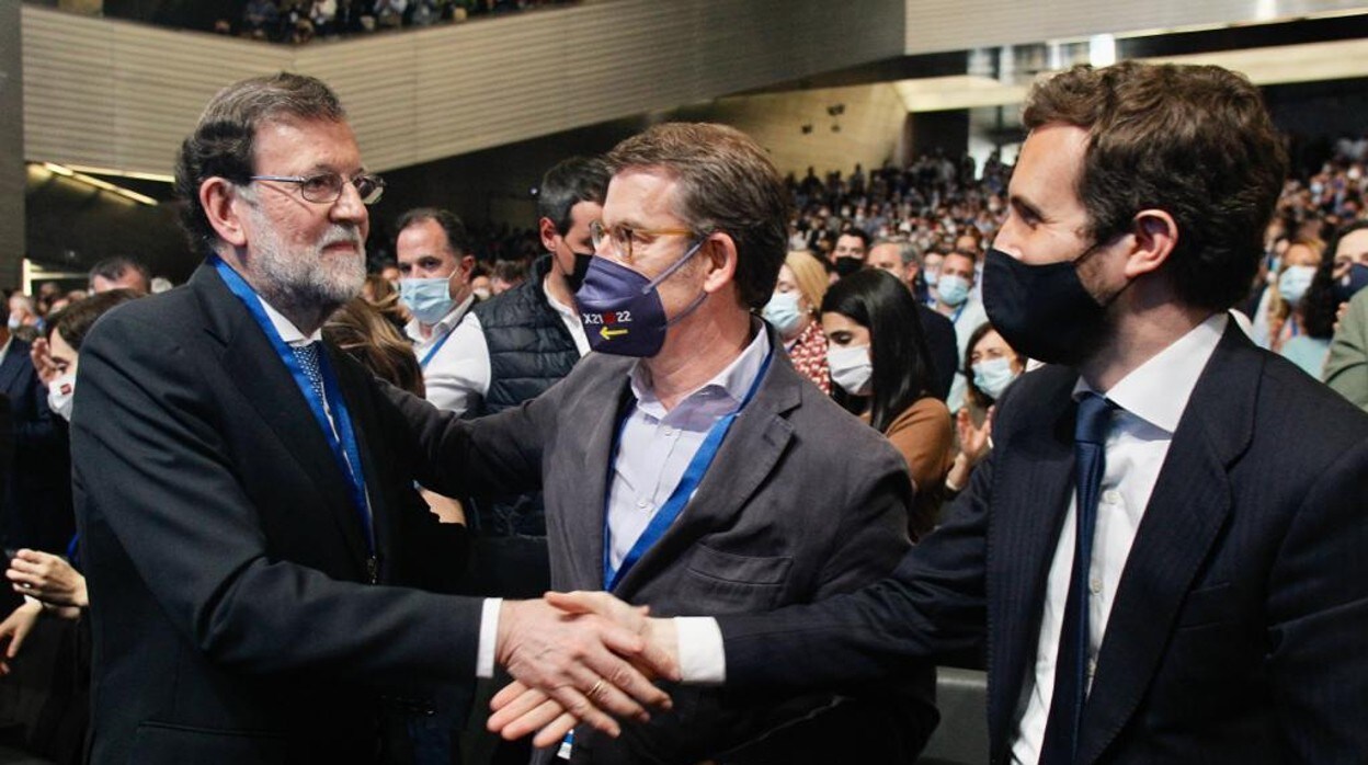 Rajoy saluda a Casado en presencia de Núñez Feijóo
