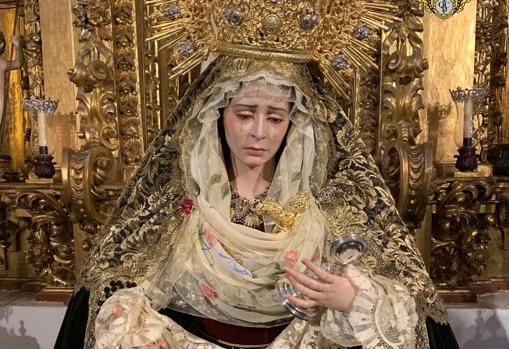 La Virgen del Rocío y Lágrimas, ataviada para el traslado