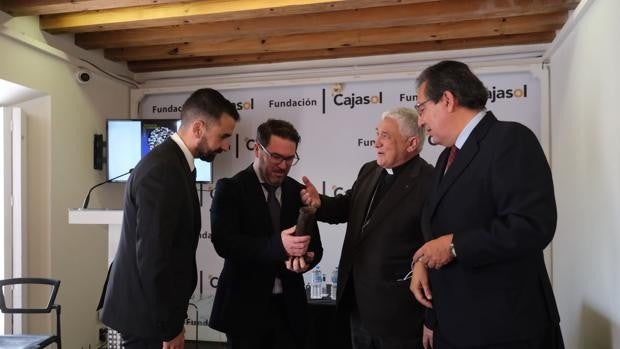 La banda Nuestra Señora del Rosario de Cádiz recibe el premio Gota a Gota de la Fundación Cajasol