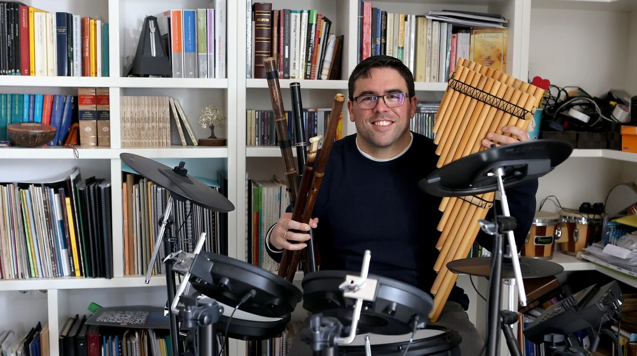Javier Márquez, con sus instrumentos, en su casa de Córdoba