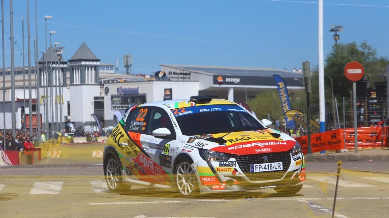 Un piloto del Rallye Sierra Morena a su paso por el tramo urbano del Arenal