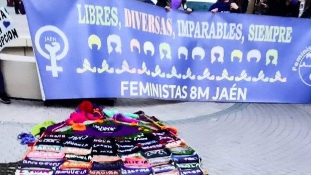 Feministas denuncian una promoción que gratifica a la mujer que más hombres «se tire» durante el mes