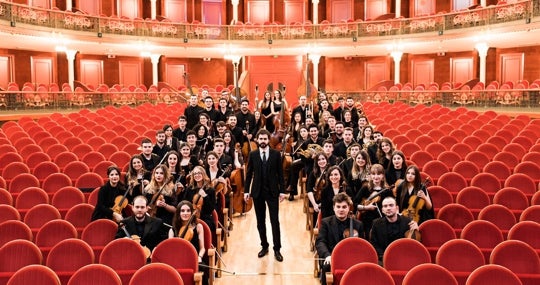 Los músicos, con su director, Alejandro Muñoz, en el Gran Teatro