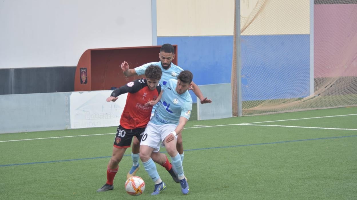 Los jugadores del Salerm Puente Genil y Ciudad de Lucena pugnan por el balón