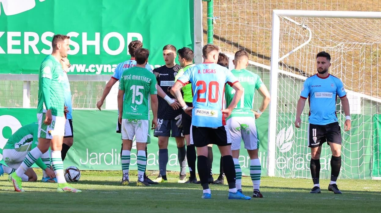 Acción del penalti del Cacereño con el que consiguió el empate ante el Córdoba CF