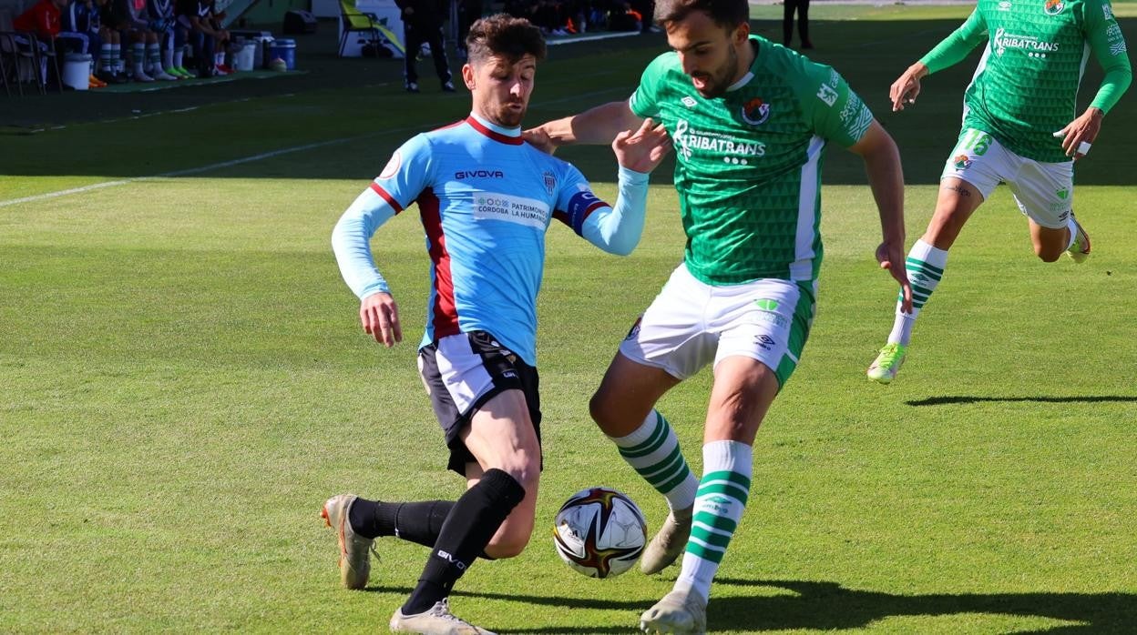 Javi Flores intenta superar a Gayoso en una acción del partido del Córdoba CF ante el CP Cacereño