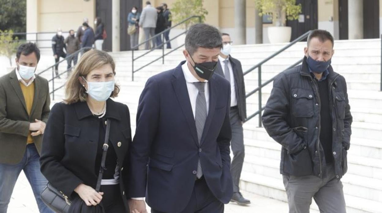 El vicepresidente Juan Marín con la consejera de Empleo, Rocío Blanco, a la llegada al Parque Cementerio de Málaga