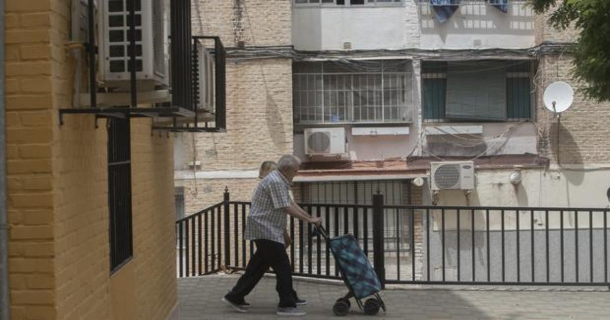 Dos vecinos pasan delante de un bloque en el Sector Sur