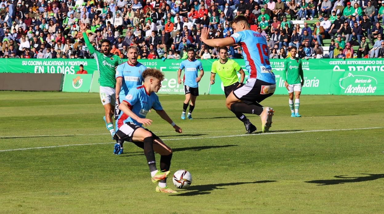 Simo golpea el balón durante una acción en el Príncipe Felipe