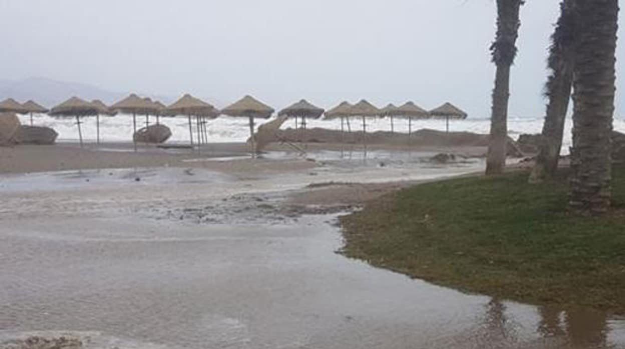 Playa afectada por un temporal en Málaga