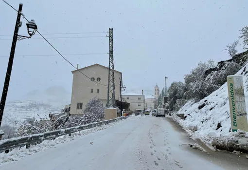 Entrada principal a Bacares, uno de los municipios más afectados por la nevada.