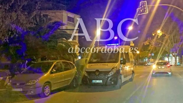 Un nuevo ataque en Lucena con encapuchados deja un herido por arma blanca y golpes en plena calle