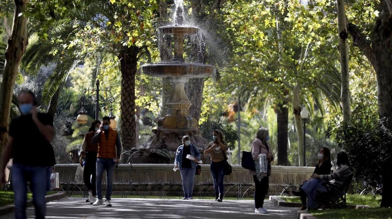 Varias personas paseando por el parque de Colón