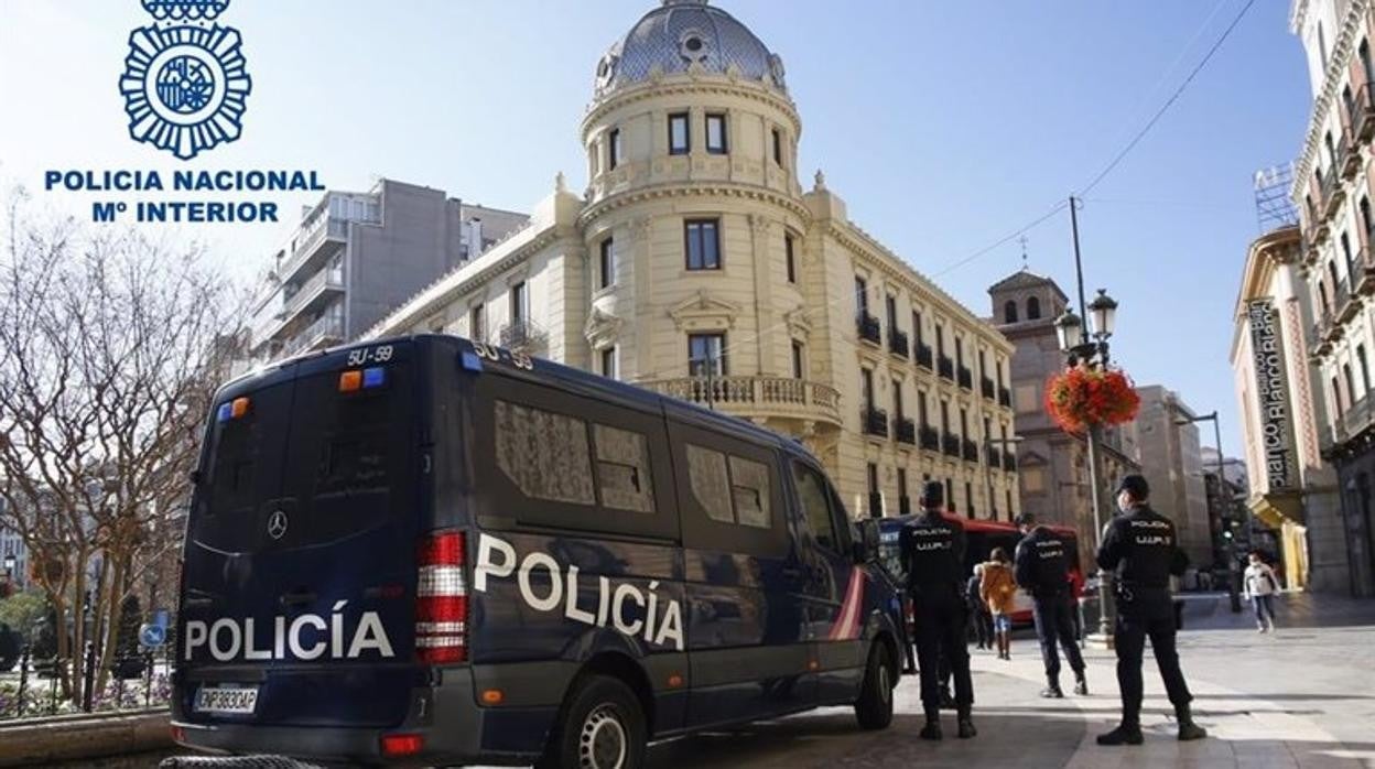 Agentes de la Policía Nacional, en Granada, en una imagen de archivo