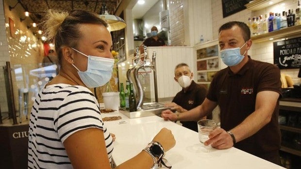 Andalucía quitará las mascarillas en interiores el 20 de abril pero lo ve «precipitado»