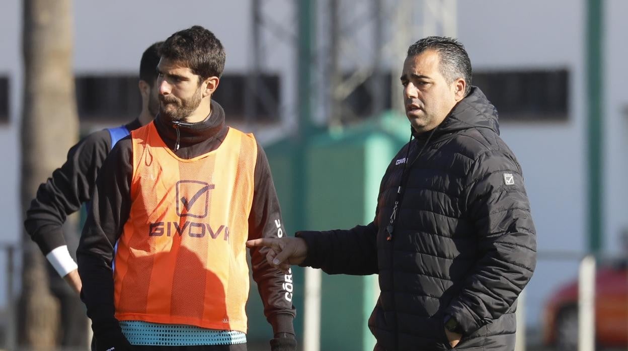 Bernardo Cruz junto al técnico blanquiverde Germán Crespo en la ciudad deportiva