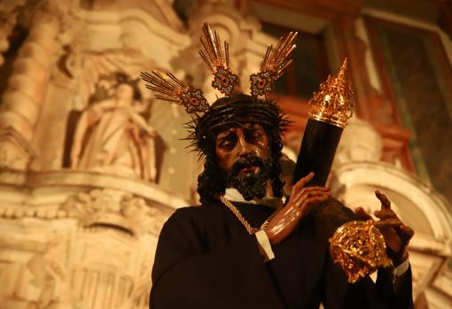 Primer plano del Señor, con la fachada de la iglesia de la Merced al fondo