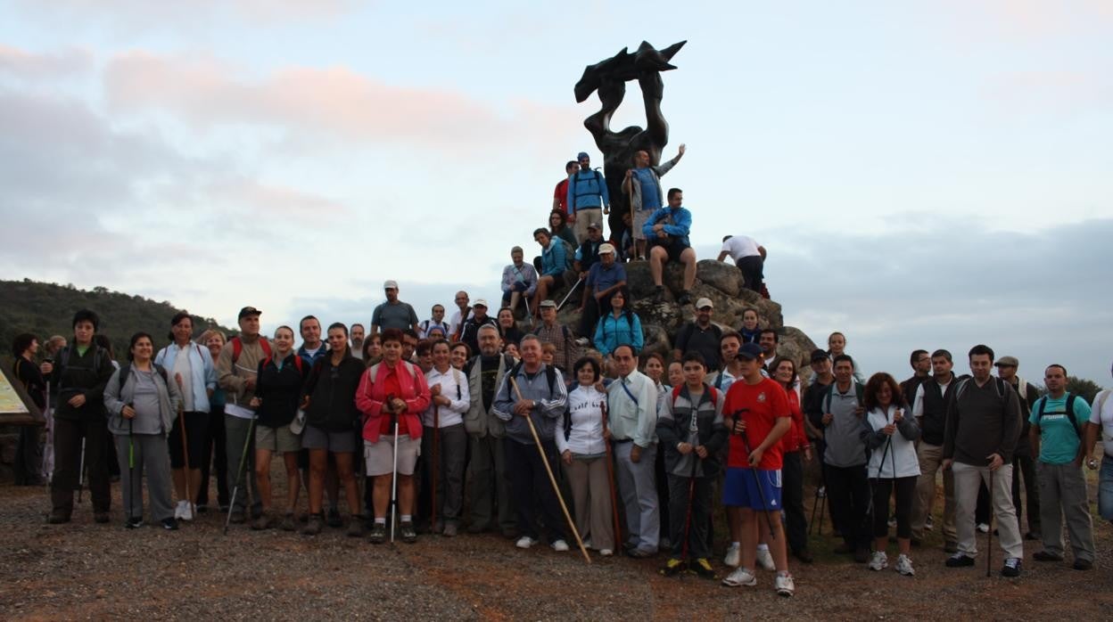 Senderistas en el monumento del Puerto del Calatraveño, etapa entre Villaharta y Alcaracejos