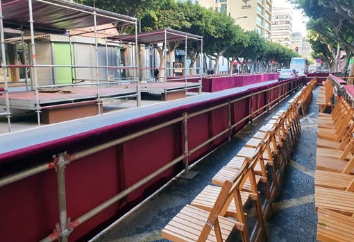 Sillas para el público ubicadas en el paseo de la ciudad para esta Semana Santa.