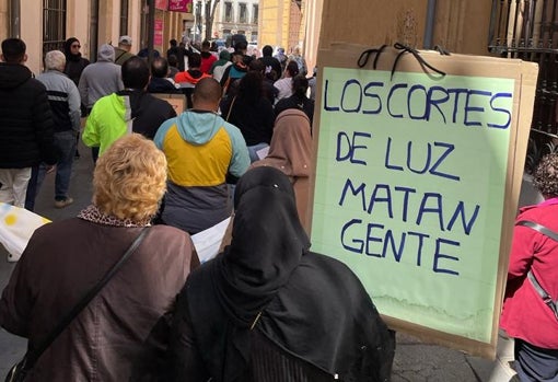 Los vecinos de El Puche durante la protesta por las calles de Almería.