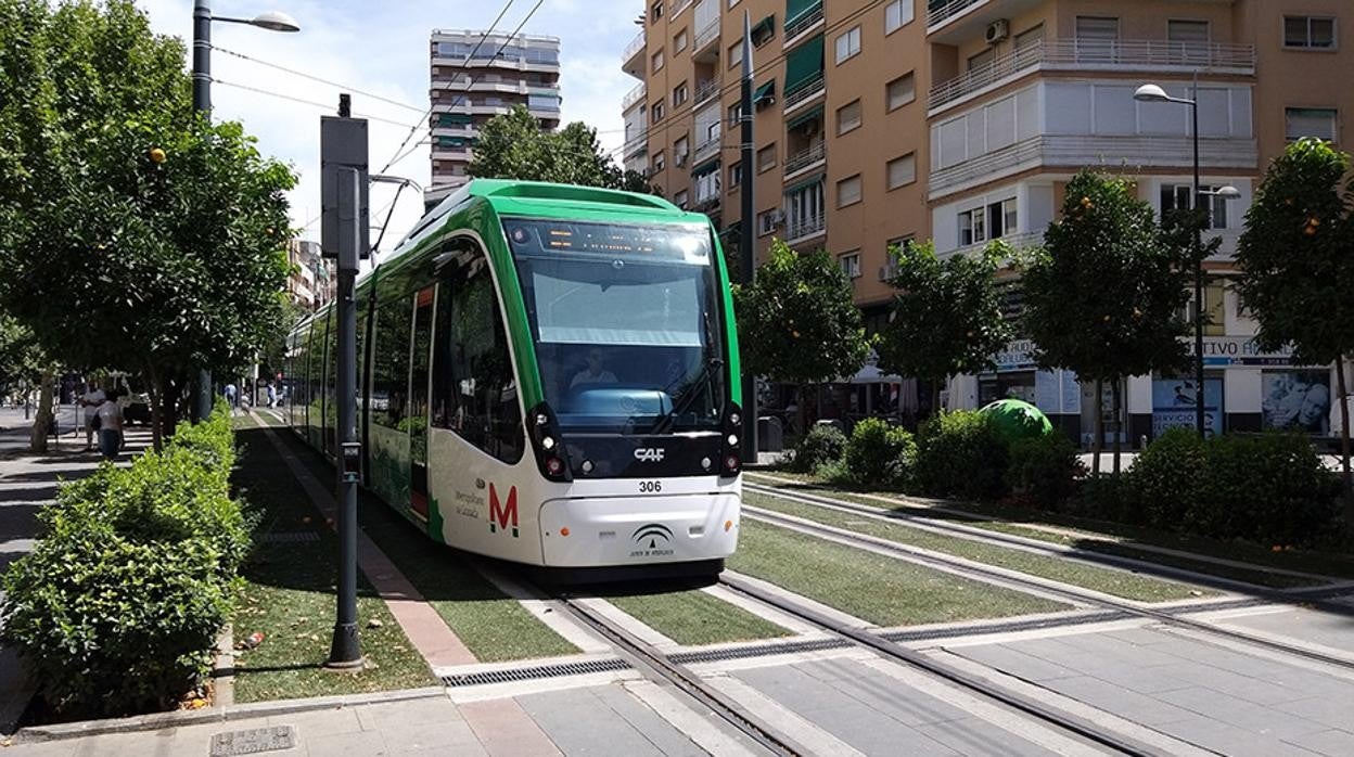 Imagen de uno de los trenes del metro de Granada en superficie