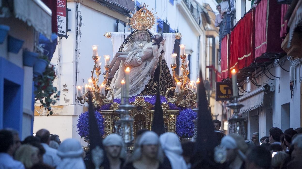 Las Angustias pasando por la calle Deanes, el Jueves Santo de 2015