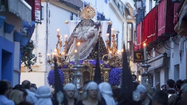 La calle Deanes el Viernes Santo de Córdoba, considerada un punto negro por las aglomeraciones