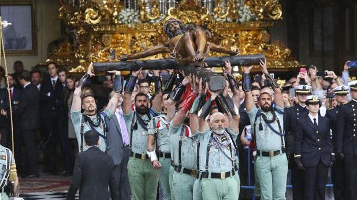 Traslado del Cristo de la Buena Muerte en manos de la Legión