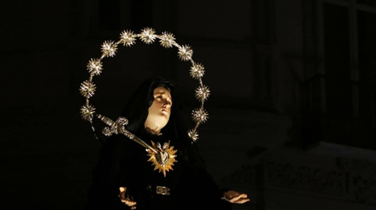 La Virgen de Servitas en la oscuridad de la noche de Málaga