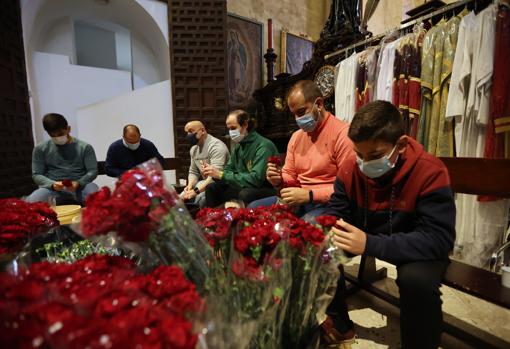 Preparación de flores en la hermandad del Huerto