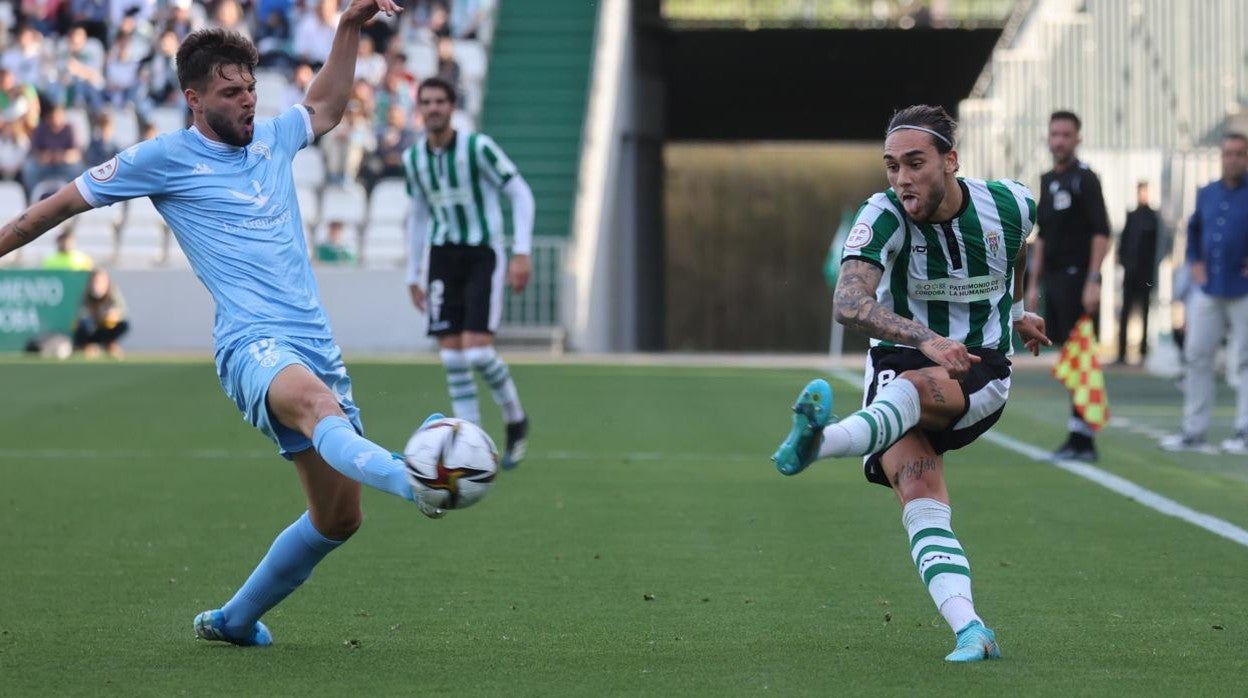 Gudelj centra en una acción del partido del Córdoba CF ante el Villanovense este sábado en El Arcángel