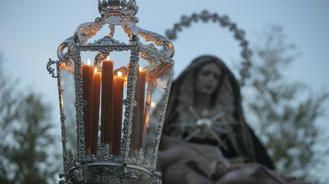 La Virgen de la Salud y Traspaso y el Cristo de las Almas, en su procesión en 2019