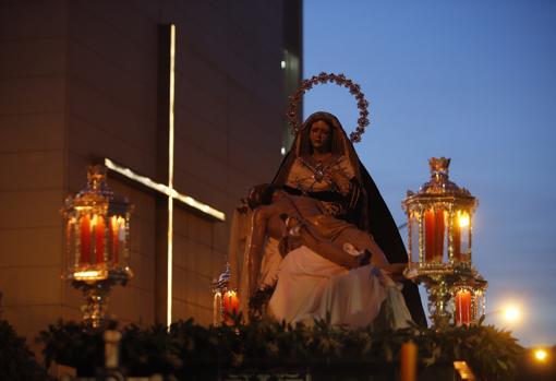 El Cristo de las Almas y la Virgen de la Salud y Traspaso, en su procesión