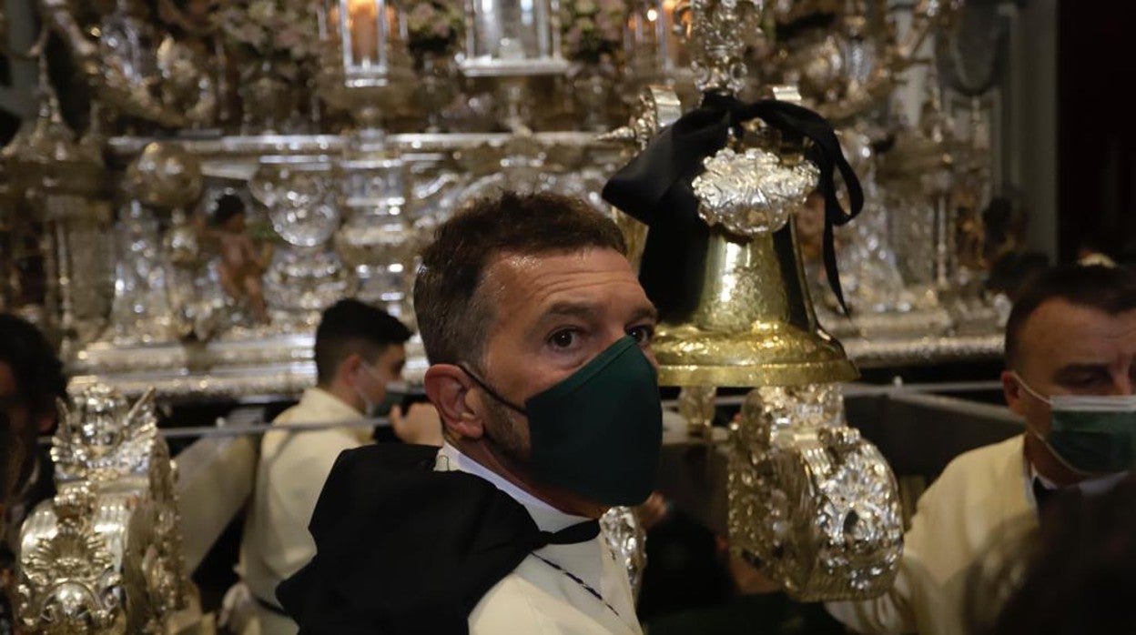 Antonio Banderas junta al trono antes de comenzar la procesión