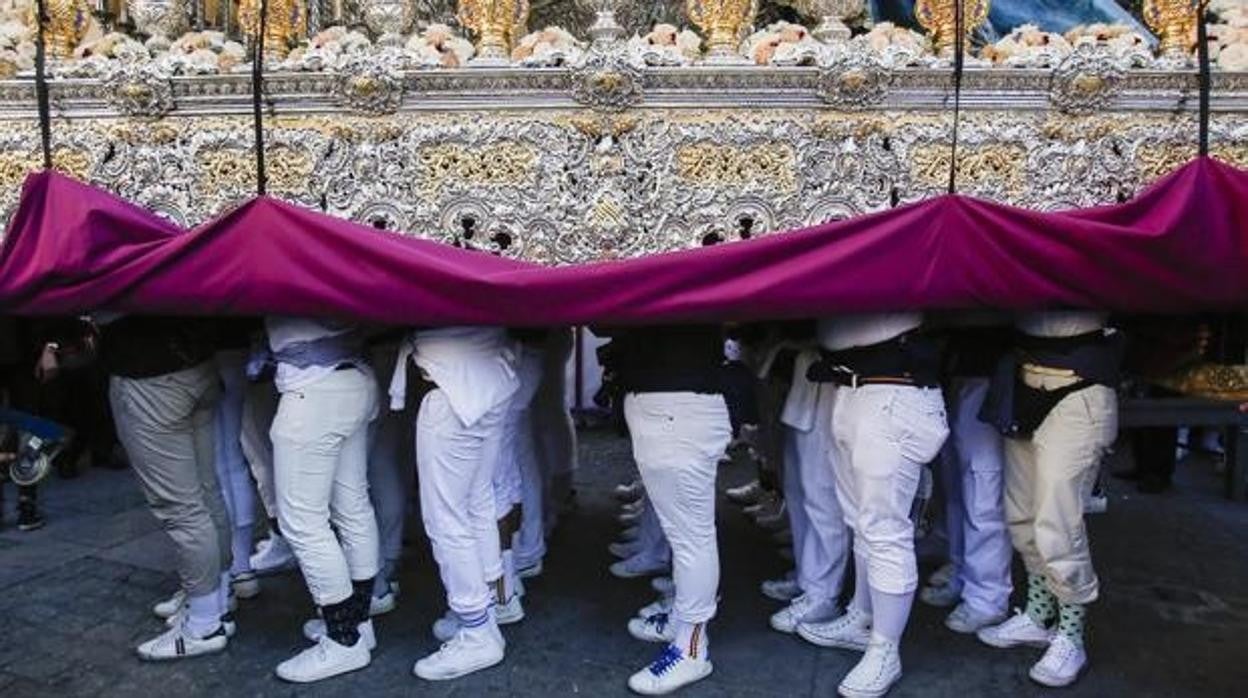 Costaleros en una imagen de la Semana Santa andaluza