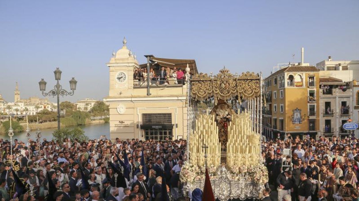 La Virgen de la Estrella despidiéndose de Triana, el pasado domingo en Sevilla