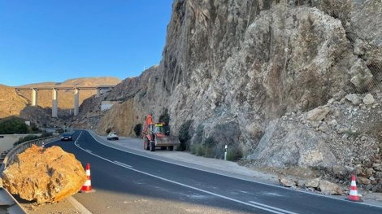 Imagen de una roca desprendida en esta carretera