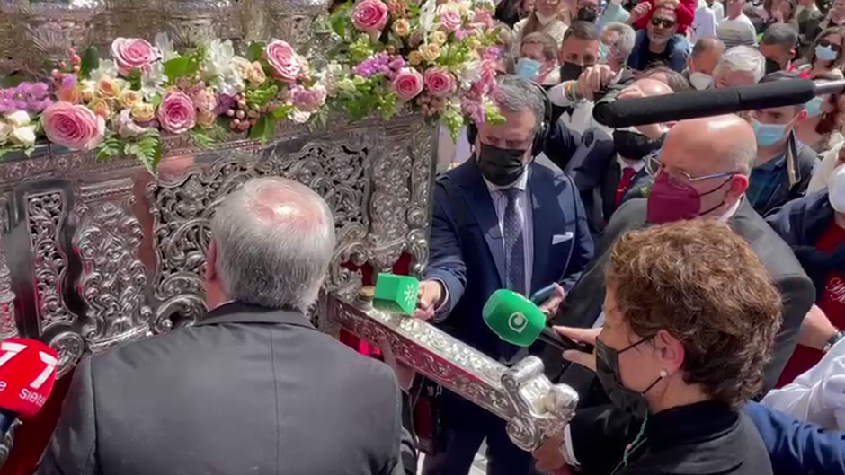 Vídeo: La viuda de Juan Manzorro da la primera levantá de la Virgen del Amparo de Borriquita